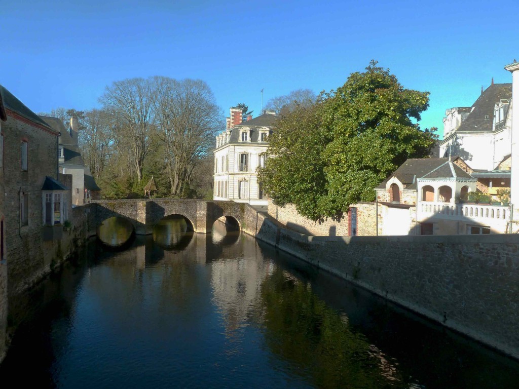 Photo sur laquelle on voit le vieux pont de Craon, ainsi que d'anciennes maisons