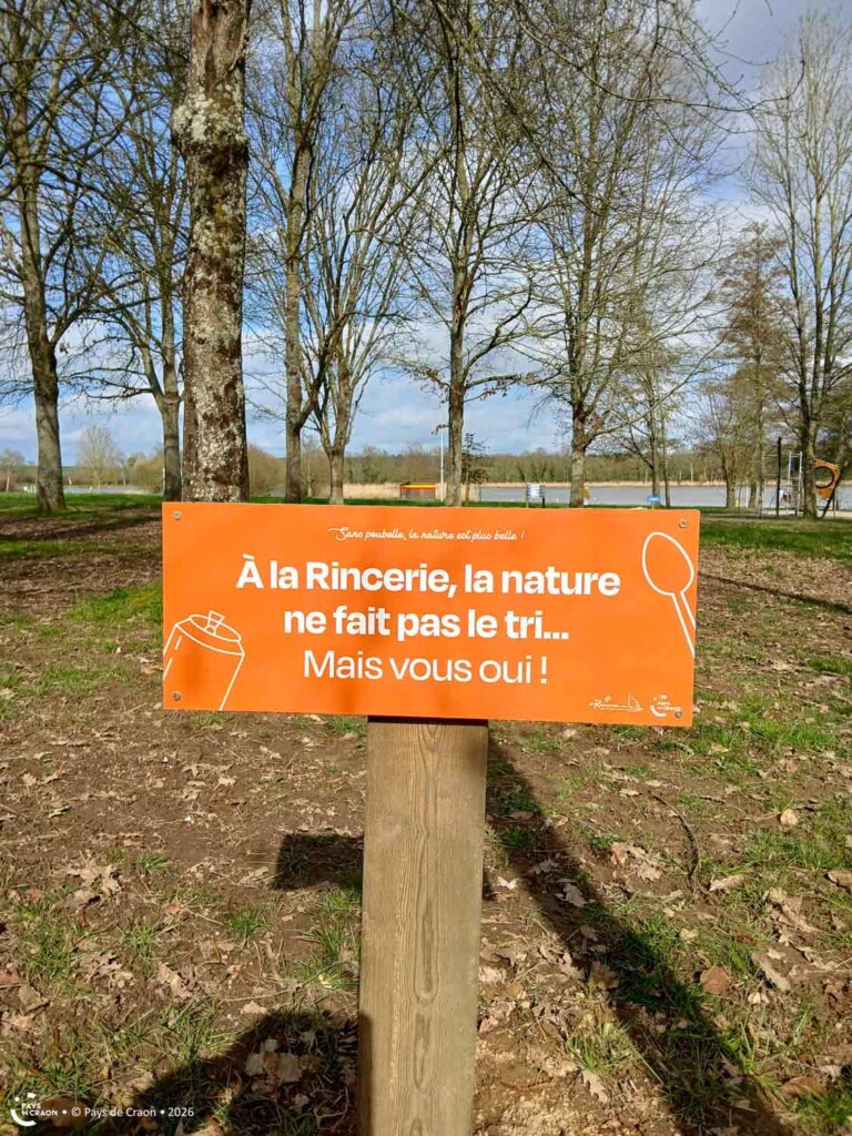 Un des panneaux pédagogiques visibles sur la base de loisirs dans le cadre de la campagne de communication "La Rincerie devient un site zéro poubelle".