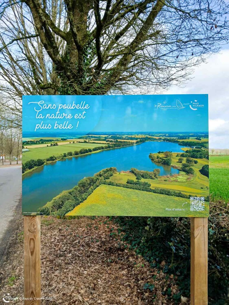 Panneaux d'accueil visible à l'entrée principale de la base de loisirs dans le cadre de la campagne de communication "La Rincerie devient un site zéro poubelle".